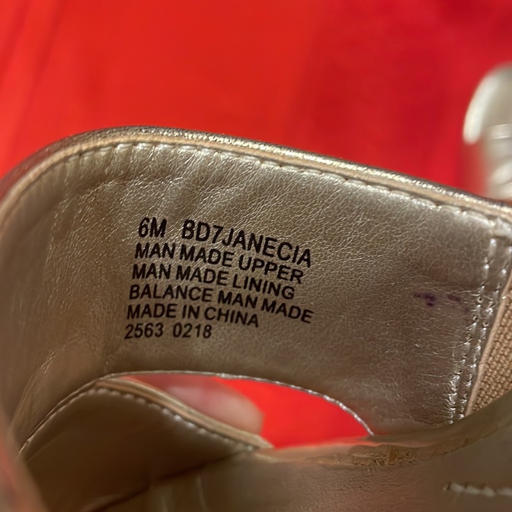 Bandolino cute Gold slip on sandals with dainty heels. (Mlb) - Picture 10 of 10
